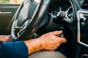 آیا در هنگام استارت باید کلاچ بگیریم؟